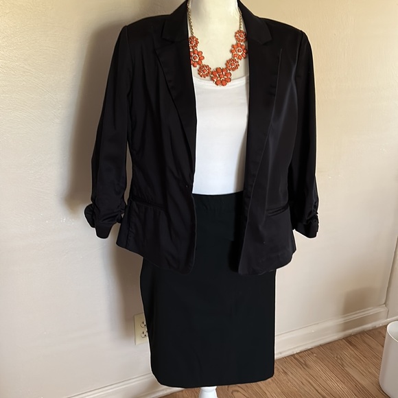 Express pencil skirt with peplum ruffle. Black. Excellent used condition. - Picture 5 of 9